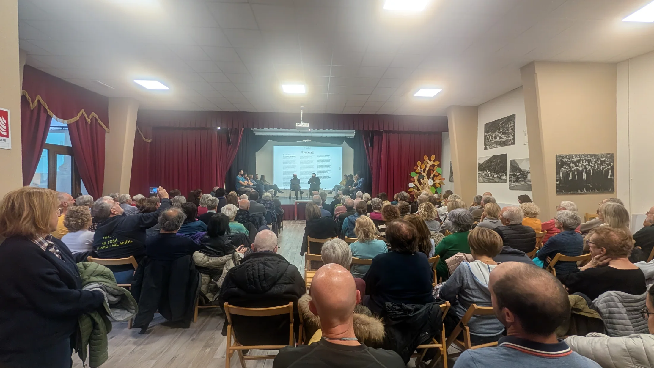 Il pubblico durante un incontro nel teatro di Ronco Canavese